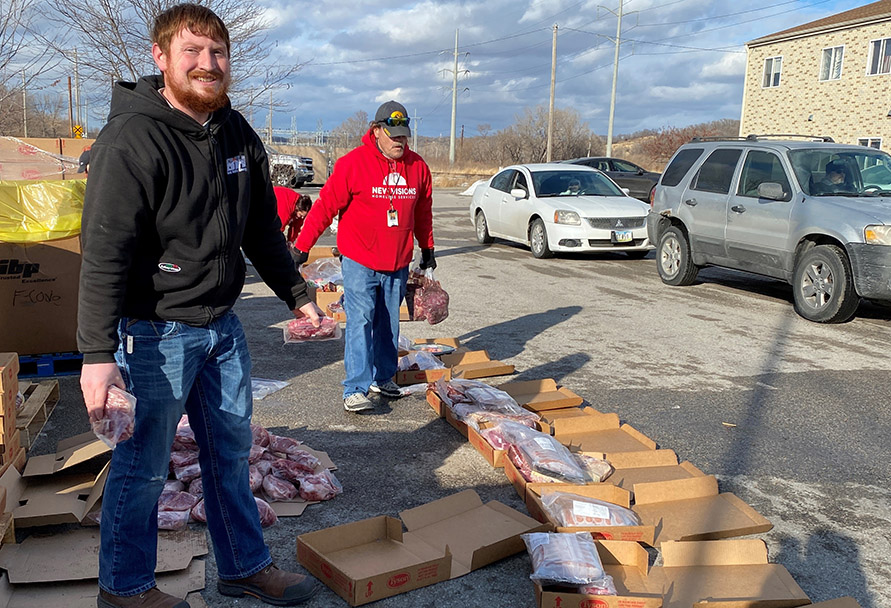 iowa-team-distributes-food-black-hills-energy